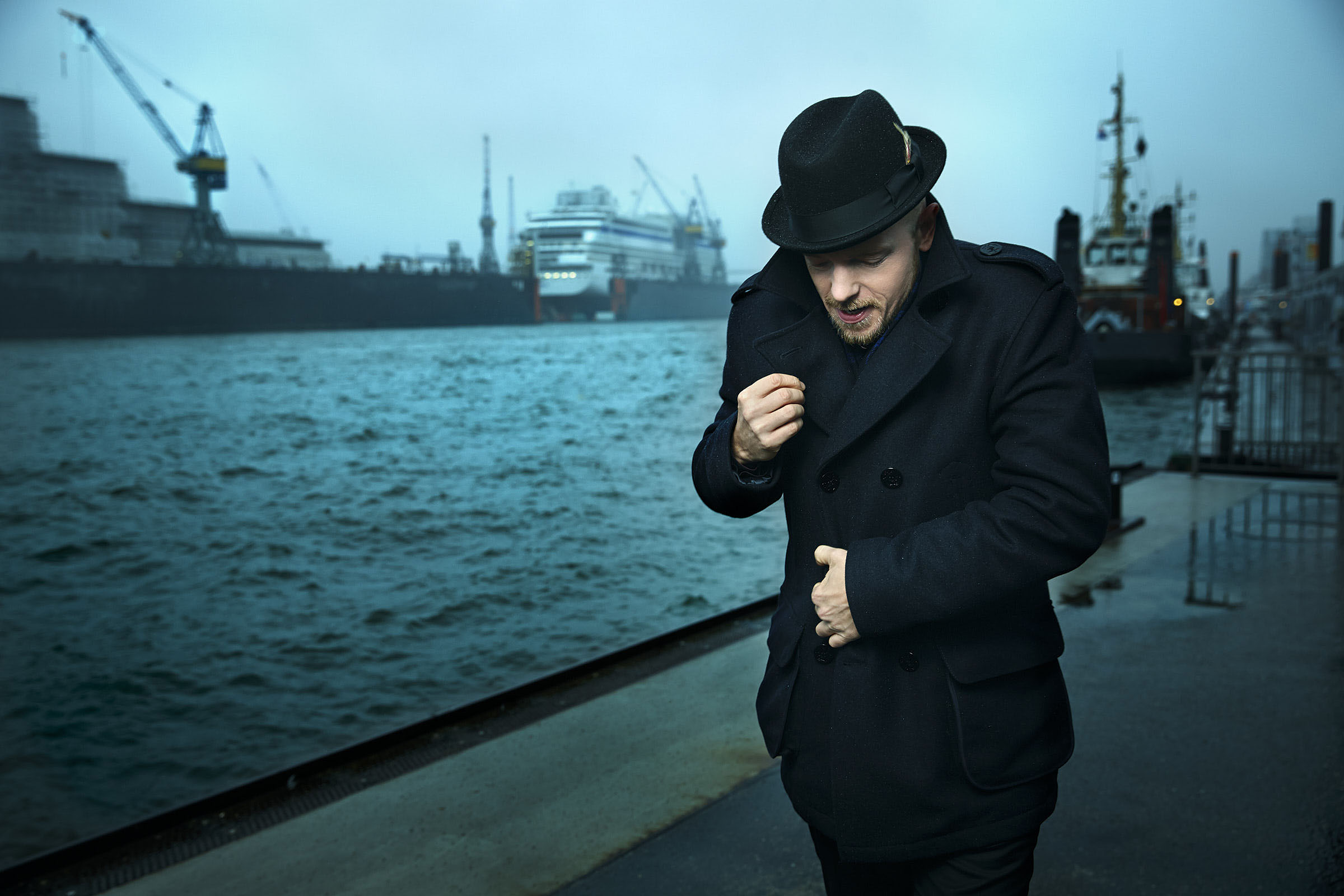 Jan Delay am 09.12.2013 an den Landungsbrücken im Hamburger Hafen